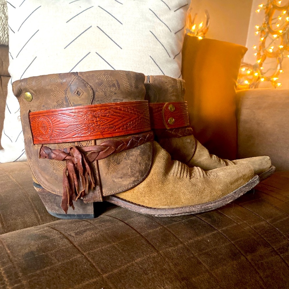 Canty Boots! Size 8 Brown with burnt orange belt.